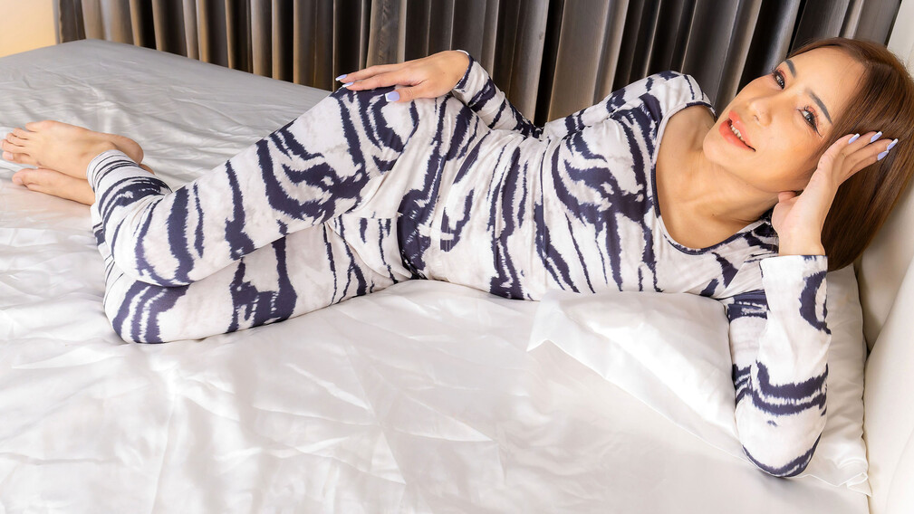 Janni Strokes Herself To Ecstasy